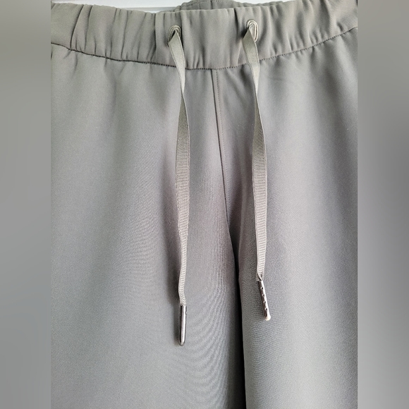 Lululemon "On The Fly" pants, Size 4 - Picture 2 of 7